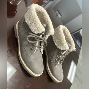 Lightly worn Sonoma ankle boots size 8